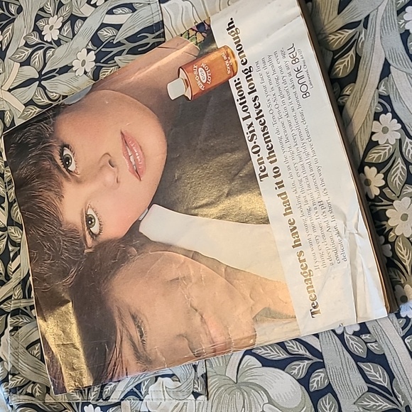 Vintage Vogue Magazine November 1976 - Picture 4 of 4